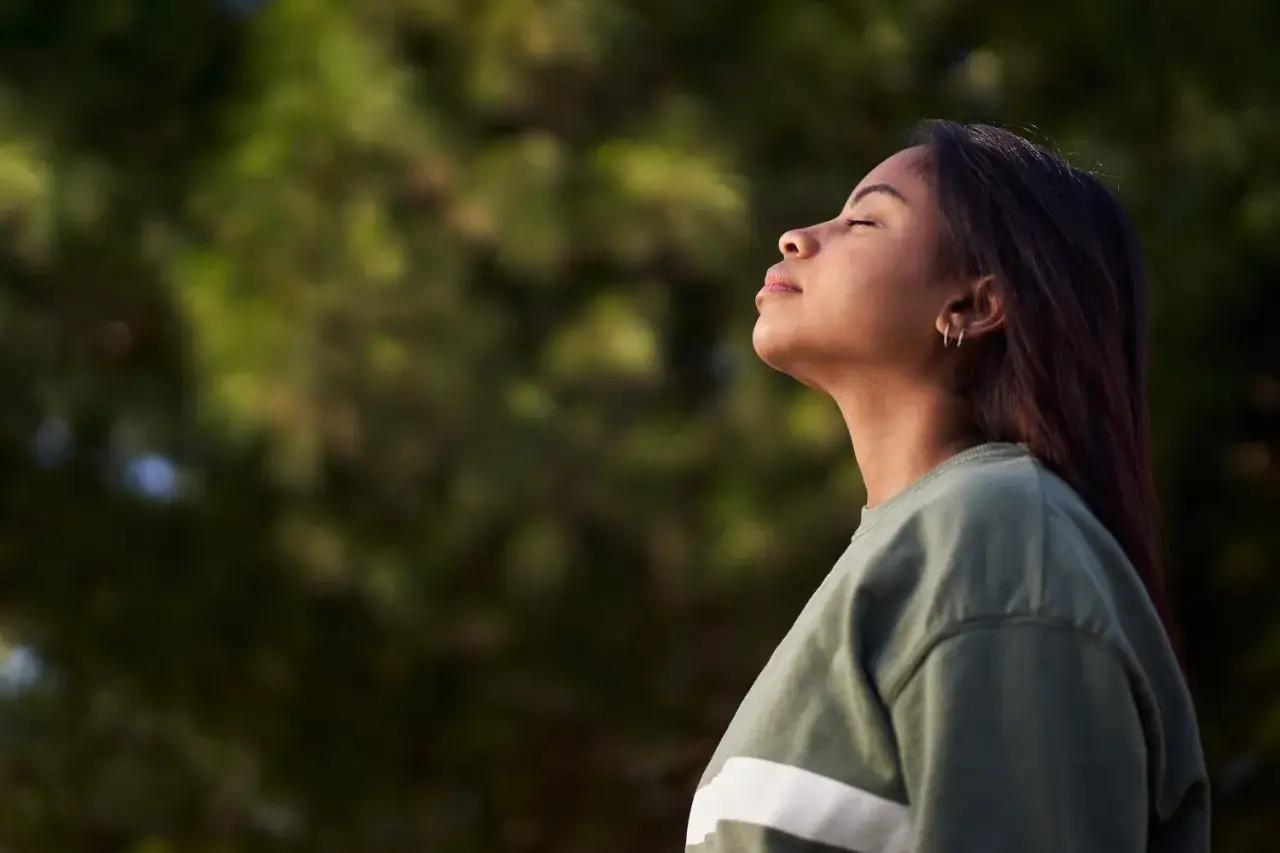 Jeune femme profitant d'un moment de calme, id&eacute;ale pour un exercice de coh&eacute;rence cardiaque d&eacute;butant.