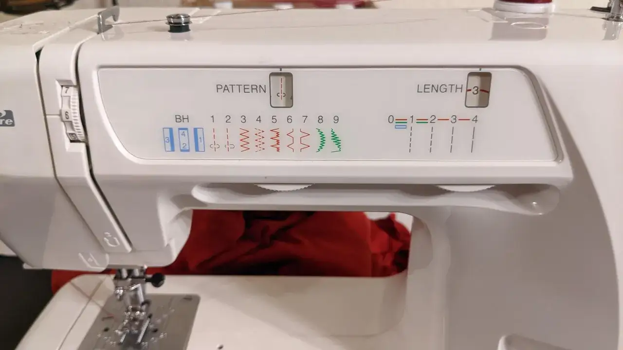 Sömnadsmaskin med inställningar för mönster och stygnlängd, perfekt för att sy i stretchtyg.