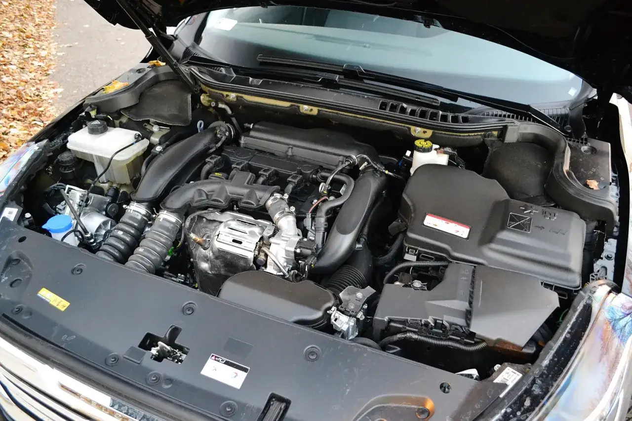 Silnik 1.6 THP poprawiony, z widocznymi elementami układu dolotowego i turbosprężarką.