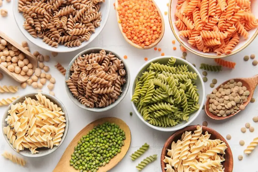 r&oacute;żne rodzaje makaronu pszenny pełnoziarnisty durum ryżowy