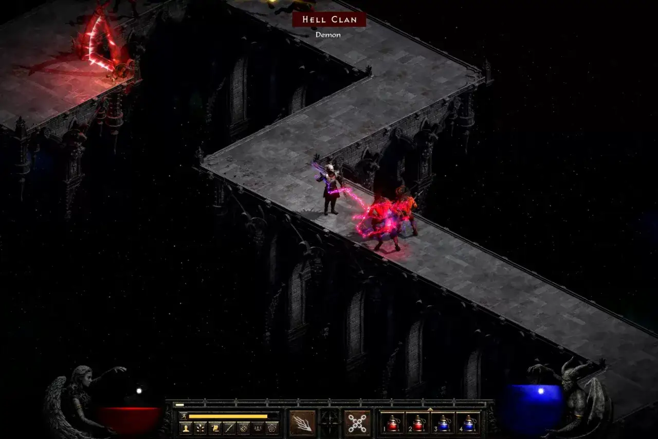 W grze Diablo II Resurrected bohater walczy z demonami na mrocznym moście. Czerwony portal i mroczne otoczenie podkreślają atmosferę piekła.