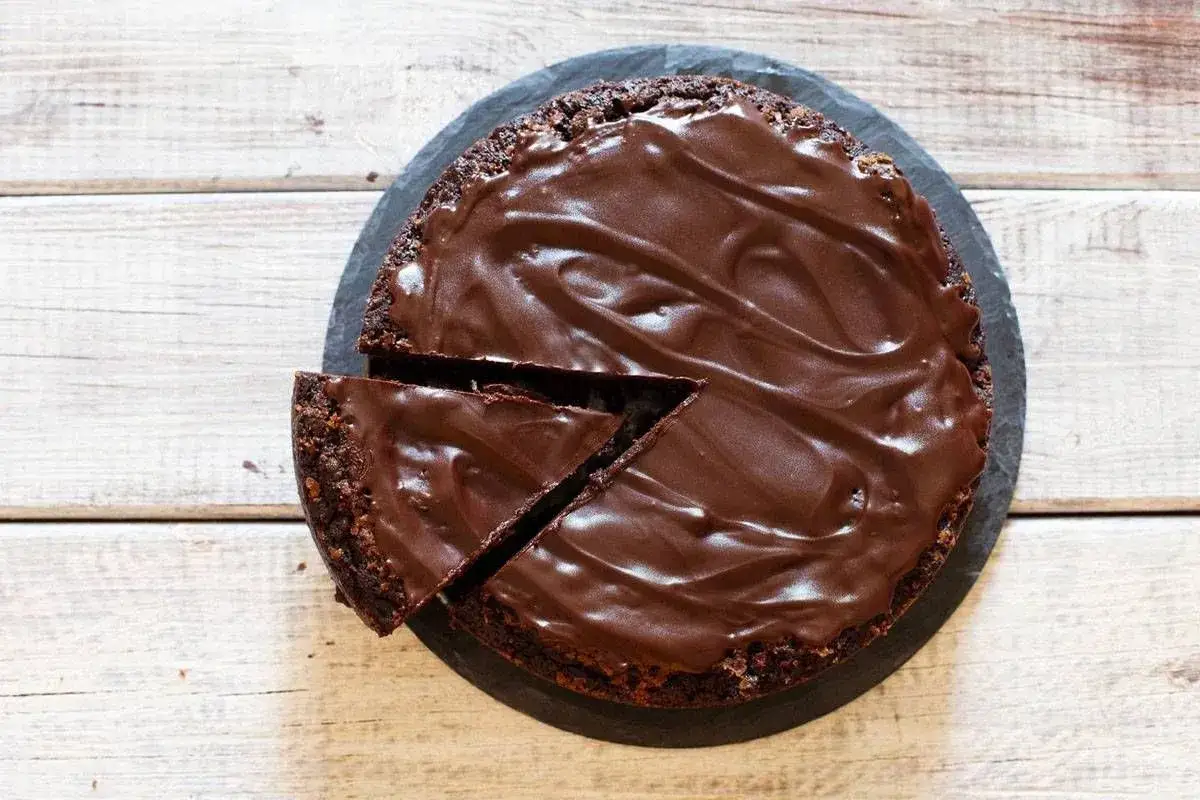 Torta moretta al cioccolato, perfetta per 20 persone, con una fetta già servita.