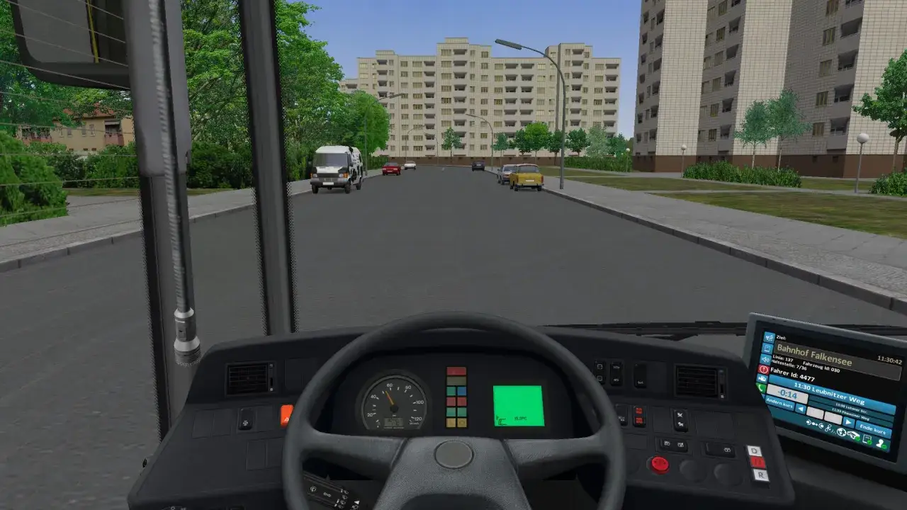 Widok z kabiny autobusu w grze OMSI 2. Na ekranie nawigacji widać cel: Bahnhof Falkensee. Sprawdź omsi 2 wymagania, by cieszyć się tą grafiką!