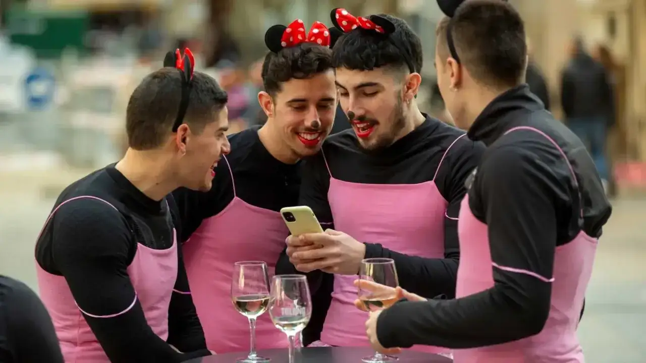 Amigos celebran despedida de soltero con disfraces divertidos y copas de vino. &iexcl;Ideas geniales para una fiesta inolvidable!