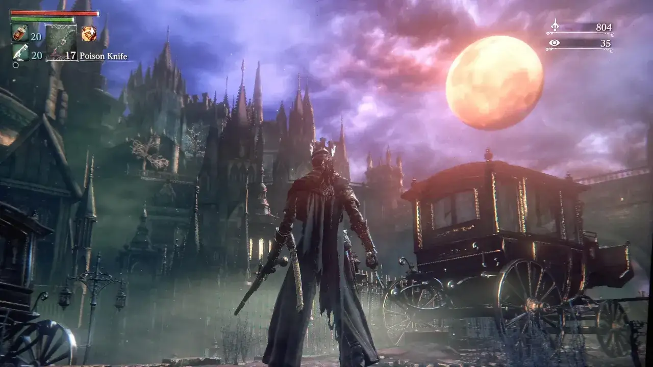 Cazador con capa y arma en mano, ante un castillo gótico y una luna anaranjada. ¿Será esta la ambientación de Bloodborne 2?