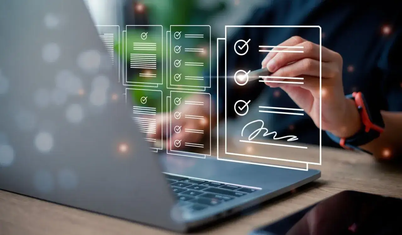 Persona firma un documento digital en una pantalla, representando la digitalización RRHH y la eficiencia en procesos.