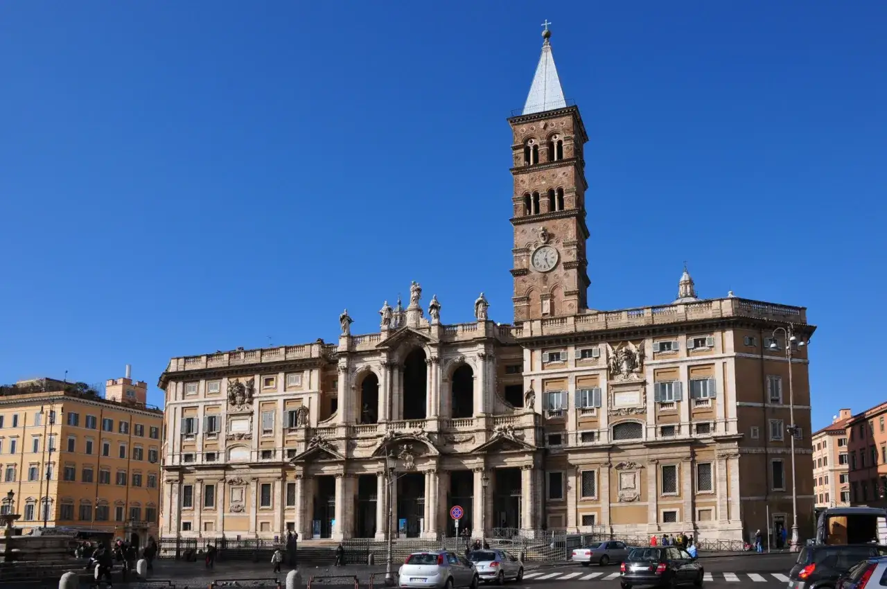 Basilica di Santa Maria Maggiore a Roma, con il suo imponente campanile che svetta nel cielo azzurro.