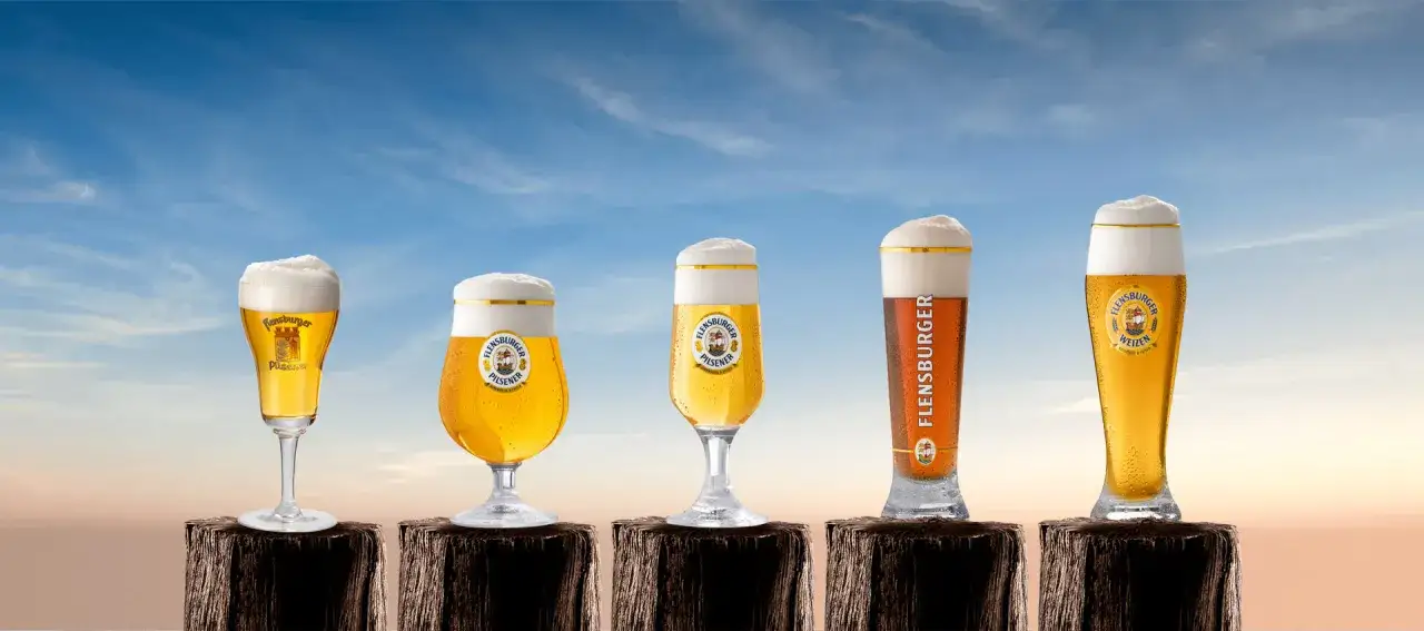 Fünf Gläser mit unterschiedlichem Bier und Pils, die den Unterschied zwischen den Sorten zeigen.