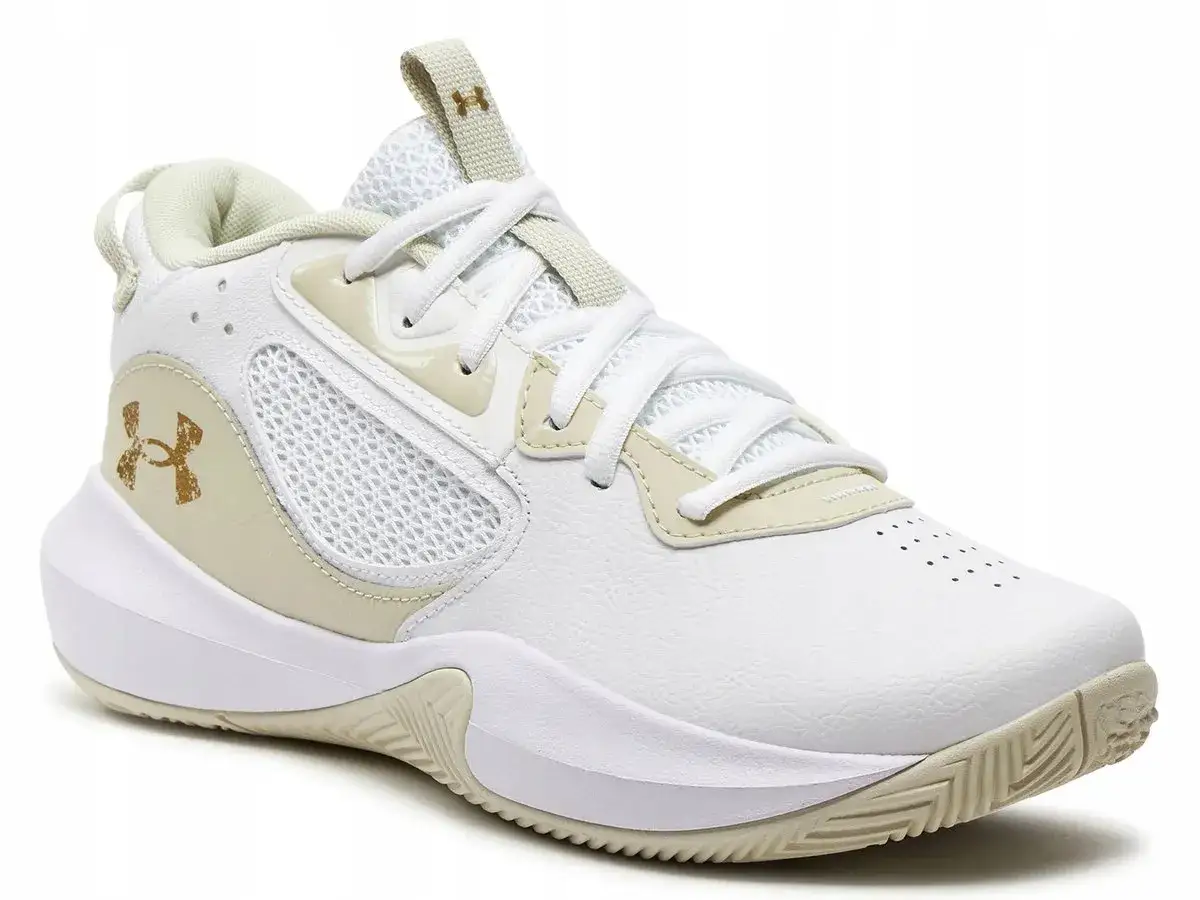 Białe buty sportowe Under Armour Lockdown 5 z beżowymi akcentami i złotym logo.