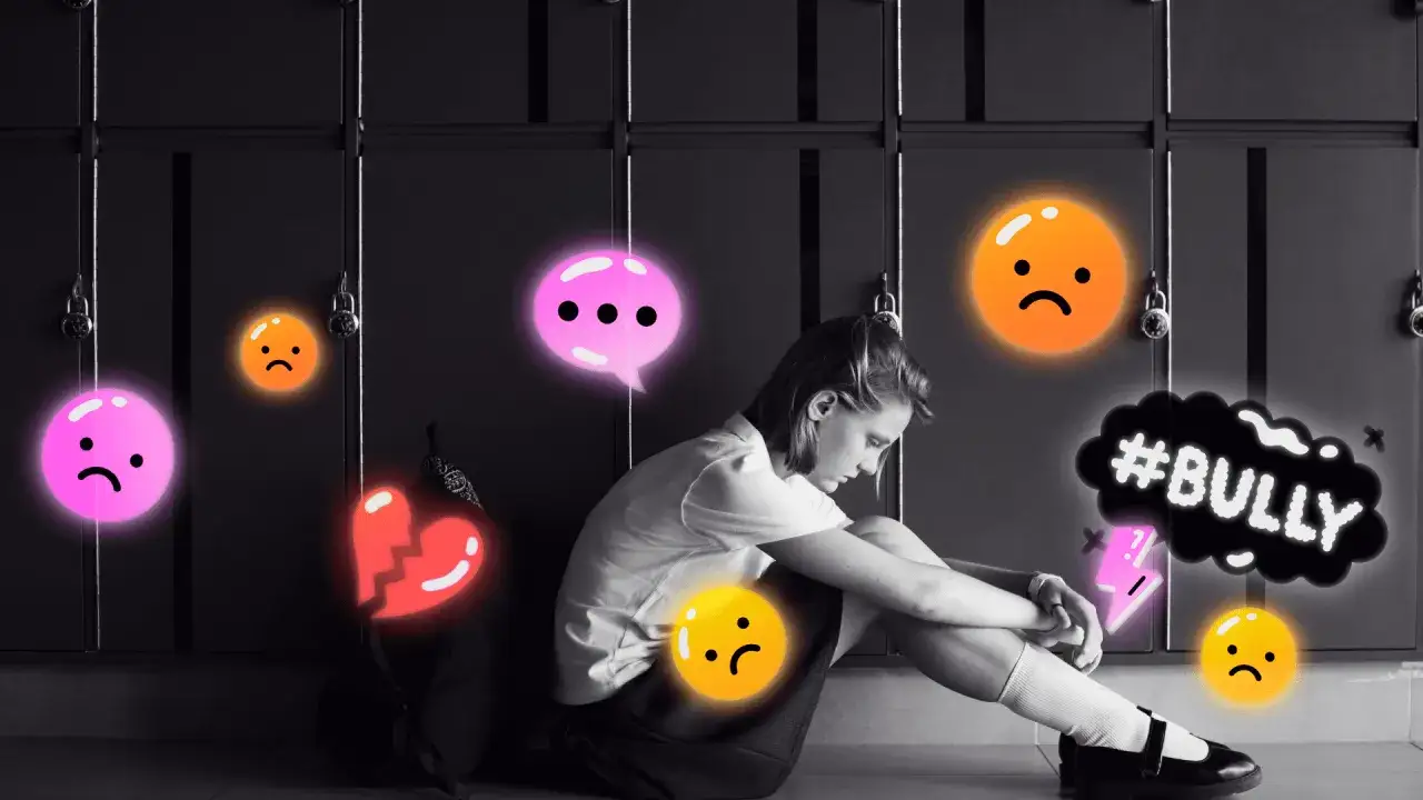 Chica triste sentada contra taquillas, rodeada de emojis de tristeza y un cartel de #BULLY. Una imagen que evoca la **estafa emocional** del acoso.