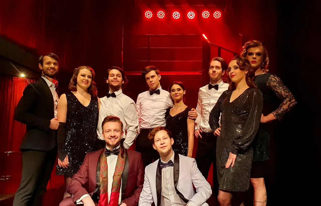 Aktorzy Teatru Proxima Kraków w eleganckich strojach, gotowi na premierę. Sprawdź repertuar!