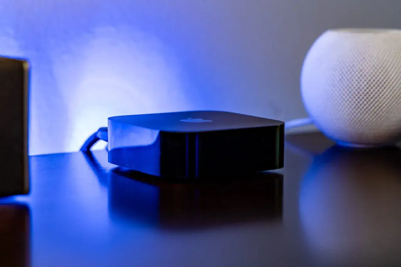 Apple TV i HomePod tworzą centrum domowej rozrywki. Dzięki nim możesz łatwo korzystać z AirPlay, co to jest? To bezprzewodowe przesyłanie treści.
