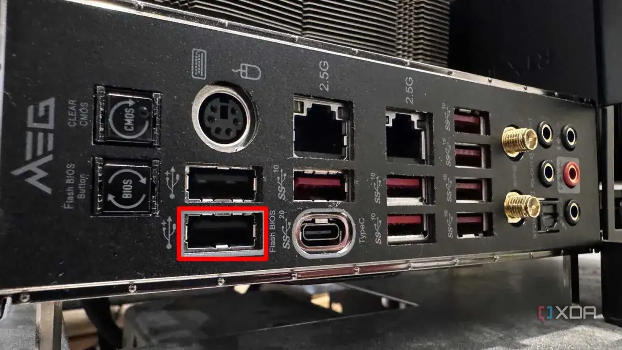 Panneau arrière d'une carte mère MSI, montrant les ports USB, Ethernet et audio. Le bouton 