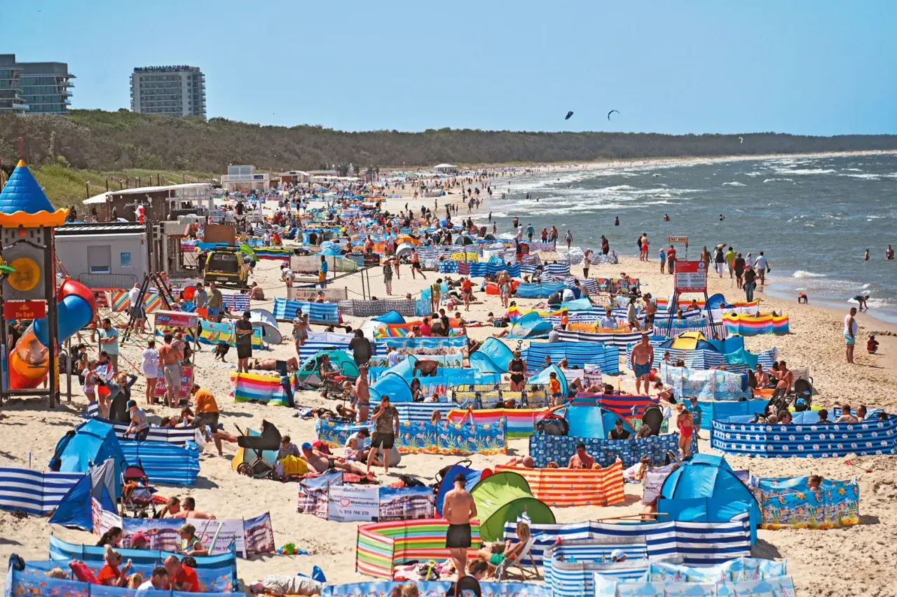 Tłum ludzi na plaży, kolorowe parawany i namioty. To musi być najbardziej imprezowe miasto nad morzem!