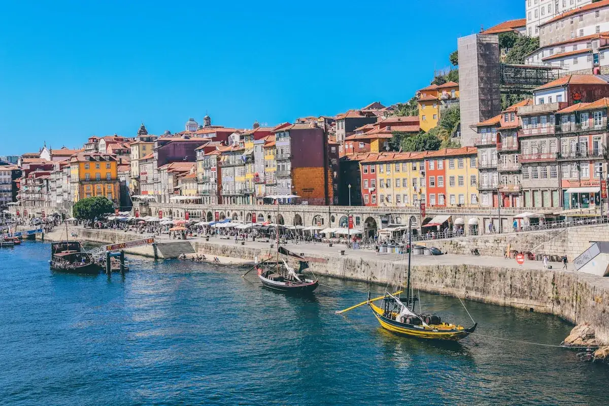 Porto, Portugalia. Kolorowe kamienice nad rzeką, łodzie i gwarne nabrzeże. Ceny mogą być różne, ale widoki są bezcenne.
