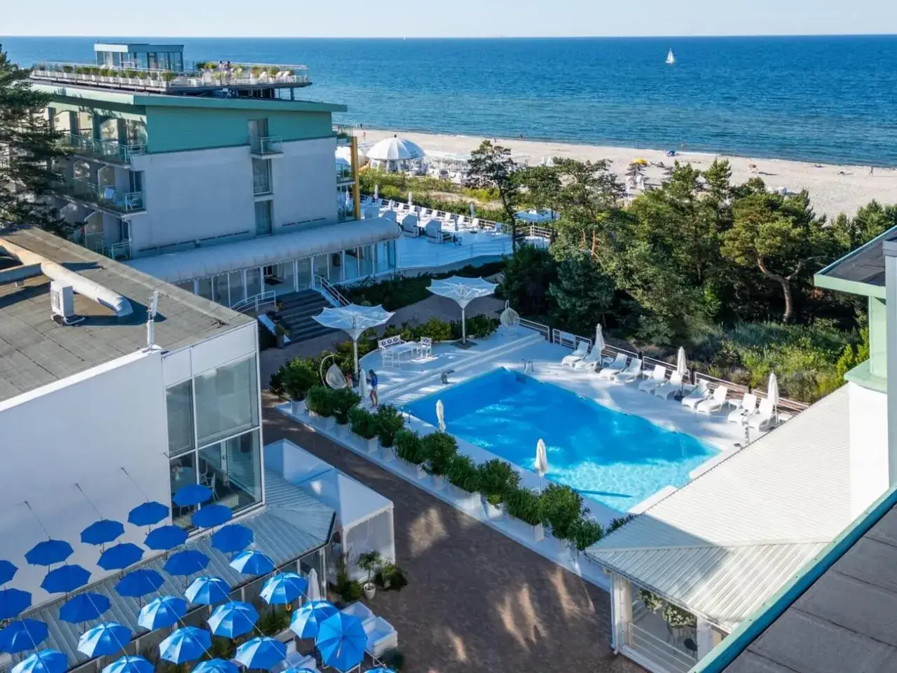 Luksusowy hotel 5 gwiazdkowy nad morzem z basenem i widokiem na plażę. Idealne miejsce na relaks.