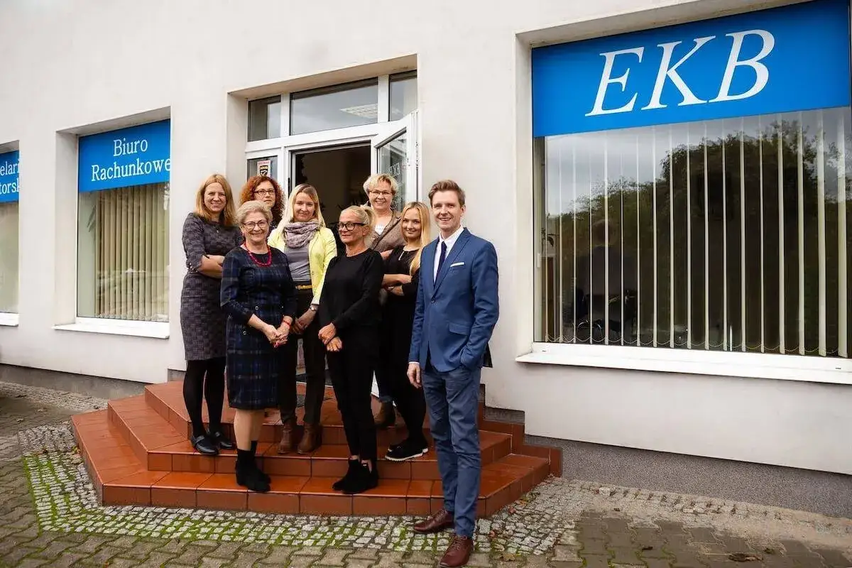 Zespół biura rachunkowego EKB przed budynkiem.
