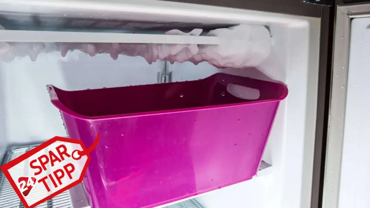 Eisbildung im Gefrierschrank? Mit diesem Spar-Tipp gelingt das Abtauen schnell und einfach. Eine pinke Schale f&auml;ngt das Schmelzwasser auf.