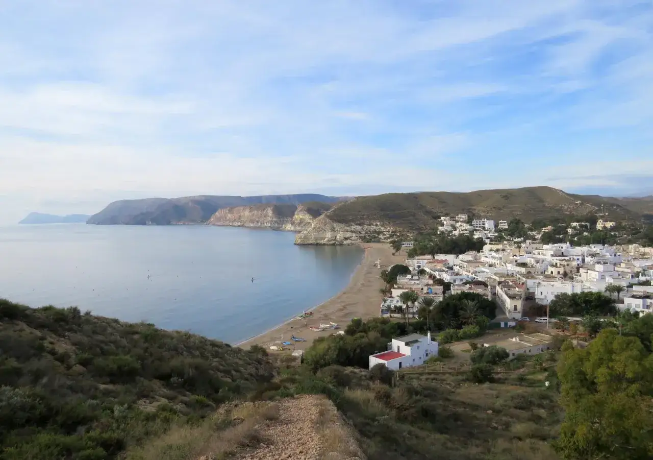 Vista panorámica de la costa y el pueblo blanco de Agua Amarga. Un lugar ideal que ver en Agua Amarga, con su playa y acantilados.