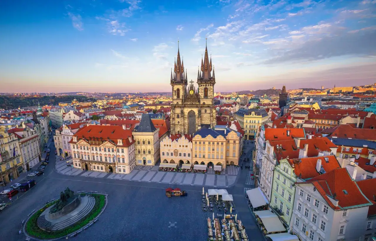Widok na Rynek Staromiejski w Pradze z Kościołem Marii Panny przed Tynem. Wspaniałe atrakcje Praga i okolice czekają na odkrycie.