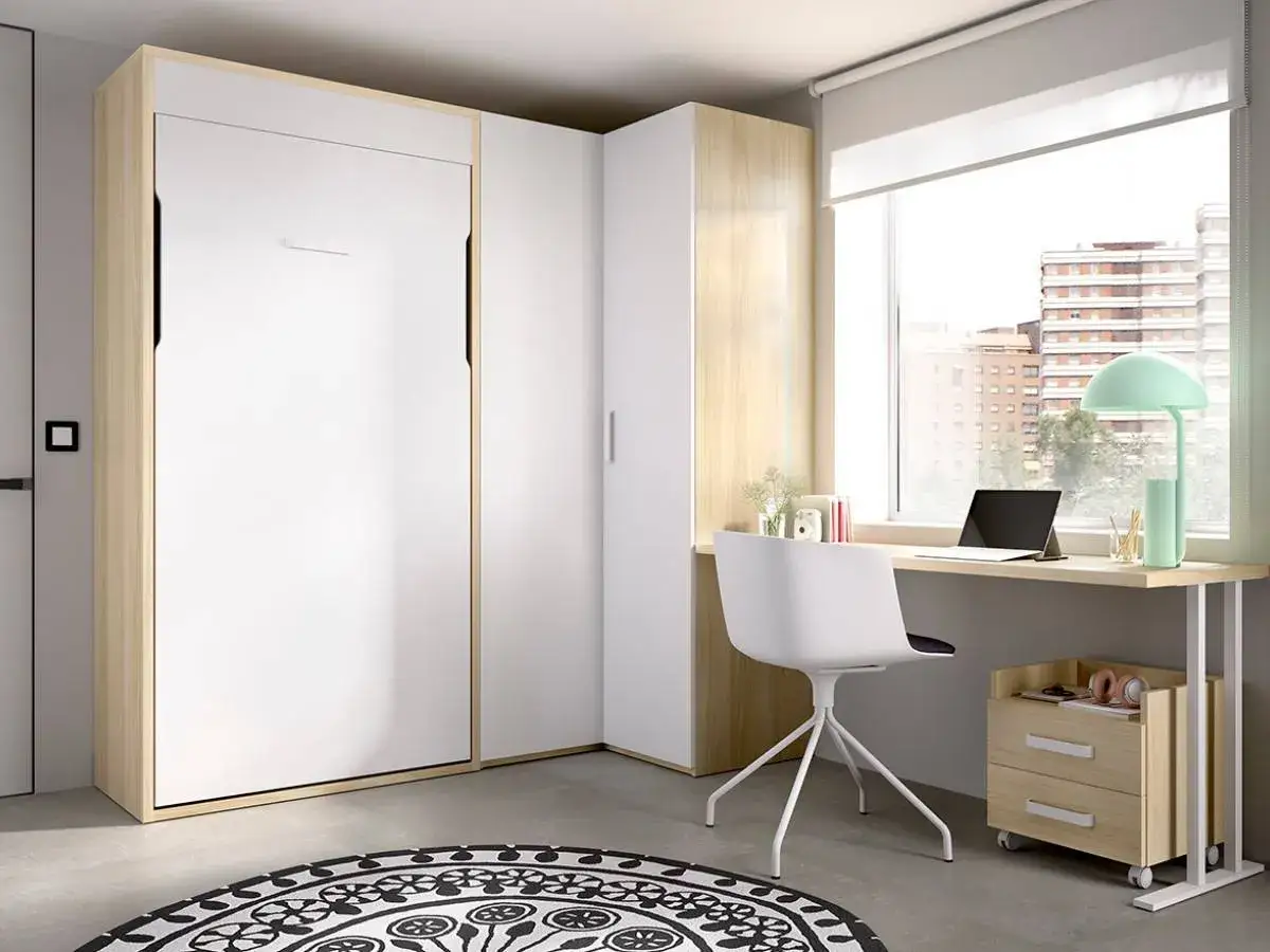 Armario con cama abatible vertical, ideal para optimizar espacios. Un escritorio funcional y una silla moderna completan esta habitación.