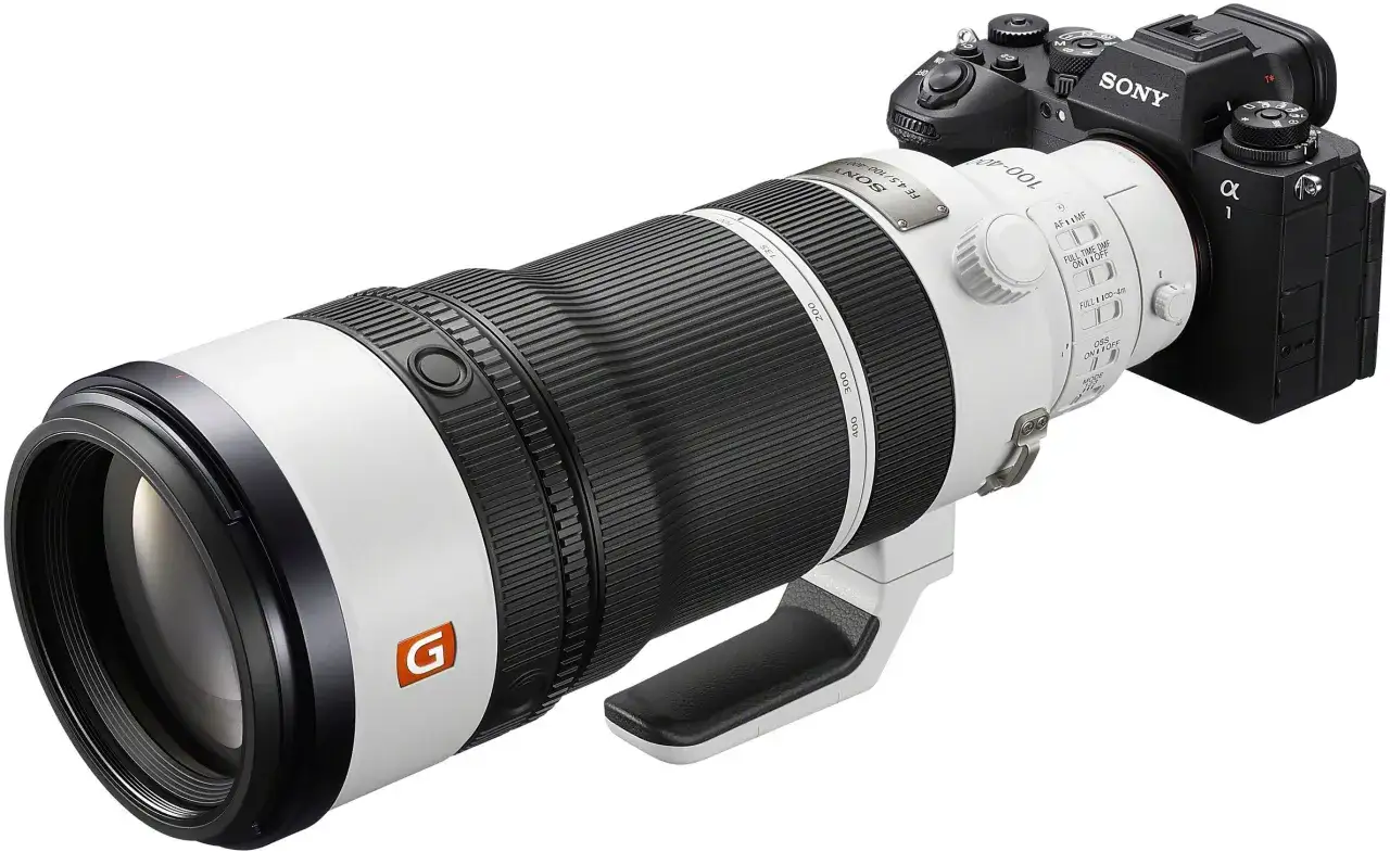 Profesjonalny sprzęt do fotoreportażu: biały teleobiektyw Sony FE 100-400mm z czarnym korpusem aparatu Sony Alpha 1.