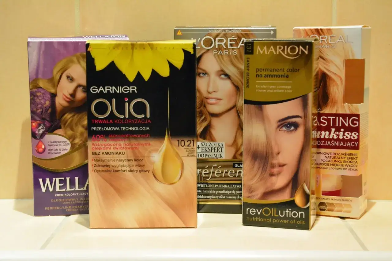 Pudełka farb do włosów: Wella, Garnier Olia, L'Oréal, Marion, Revlon. Czy można farbować włosy podczas okresu? Tak, można.