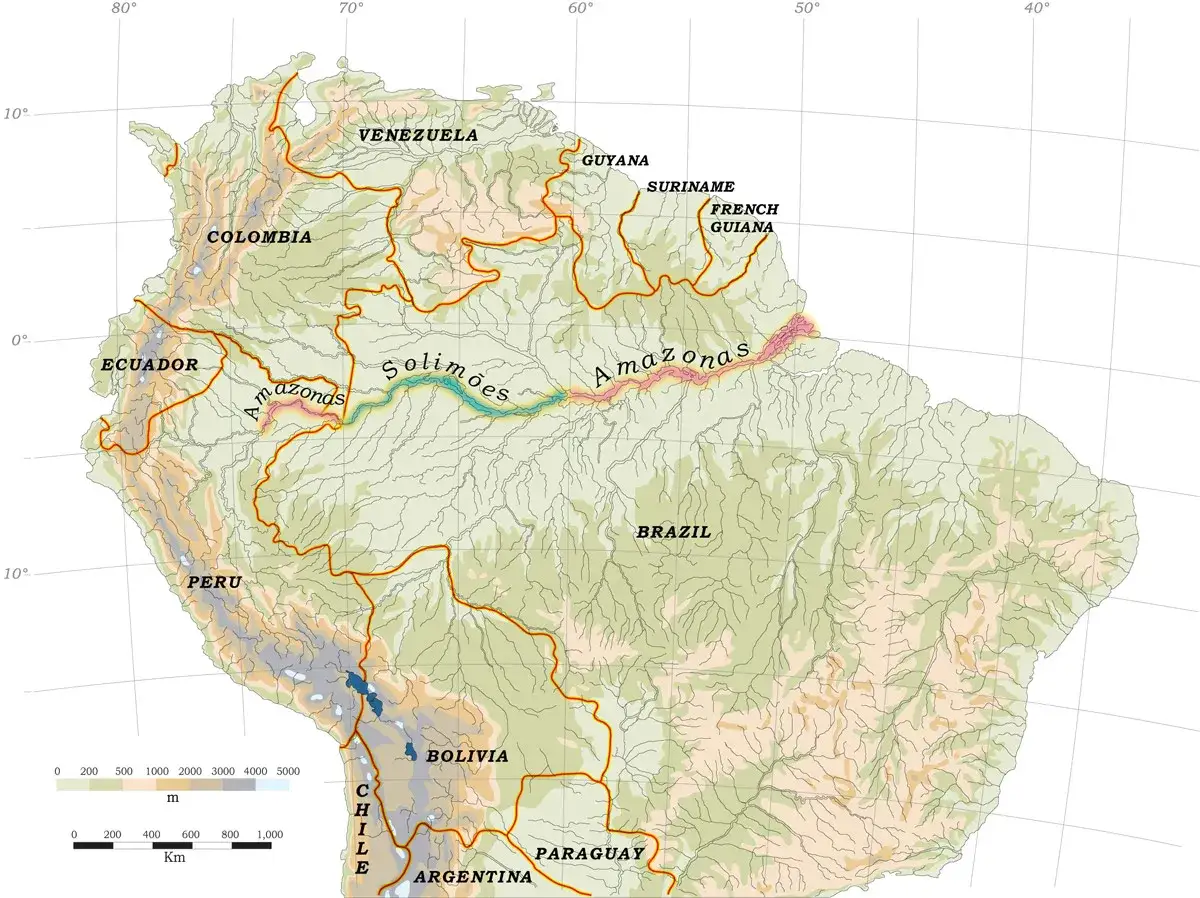 Mapa de Sudam&eacute;rica mostrando el **r&iacute;o Amazonas** y sus afluentes, atravesando Per&uacute;, Colombia, Brasil y otros pa&iacute;ses. Incluye relieve y fronteras.