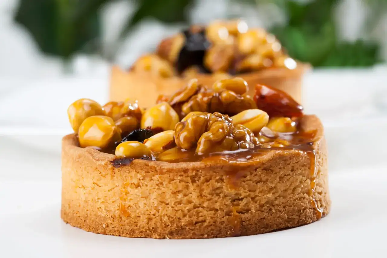 Tarte aux noix caramélisées, un délice croustillant et gourmand.