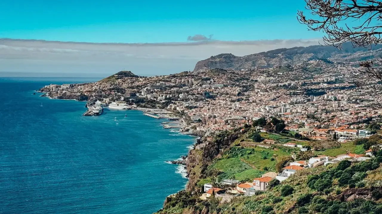 Piękna pogoda na Maderze. Widok na Funchal z górującym nad miastem wzgórzem i błękitnym oceanem.