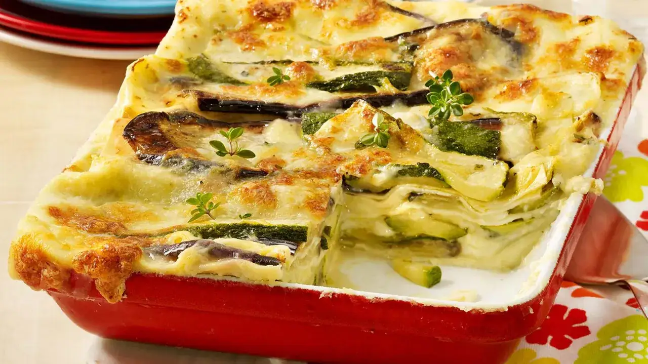 Herzhafte Zucchini-Auberginen-Lasagne, ein Beweis für die besten Zucchini Rezepte. Überbacken mit Käse und garniert mit frischen Kräutern.
