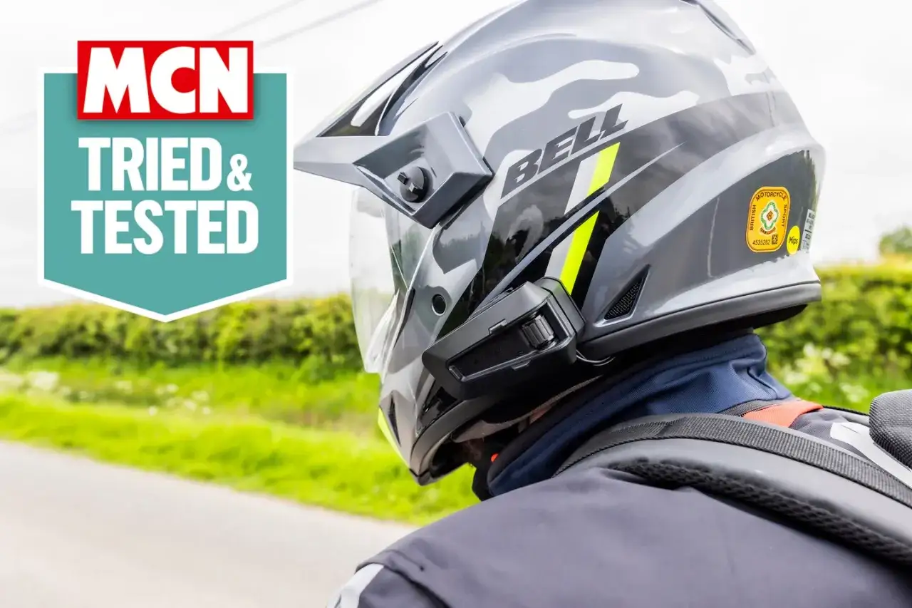 Kask motocyklowy z zamontowanym interkomem Sena 50S, gotowy do testów MCN.