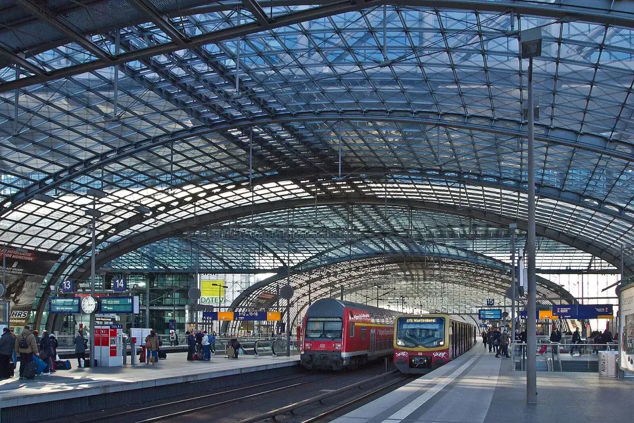 Na dworcu w Berlinie, gdzie panuje spokój, ludzie czekają na pociągi. Czy Niemcy są bezpiecznym krajem? Tutaj podróżni czują się bezpiecznie.