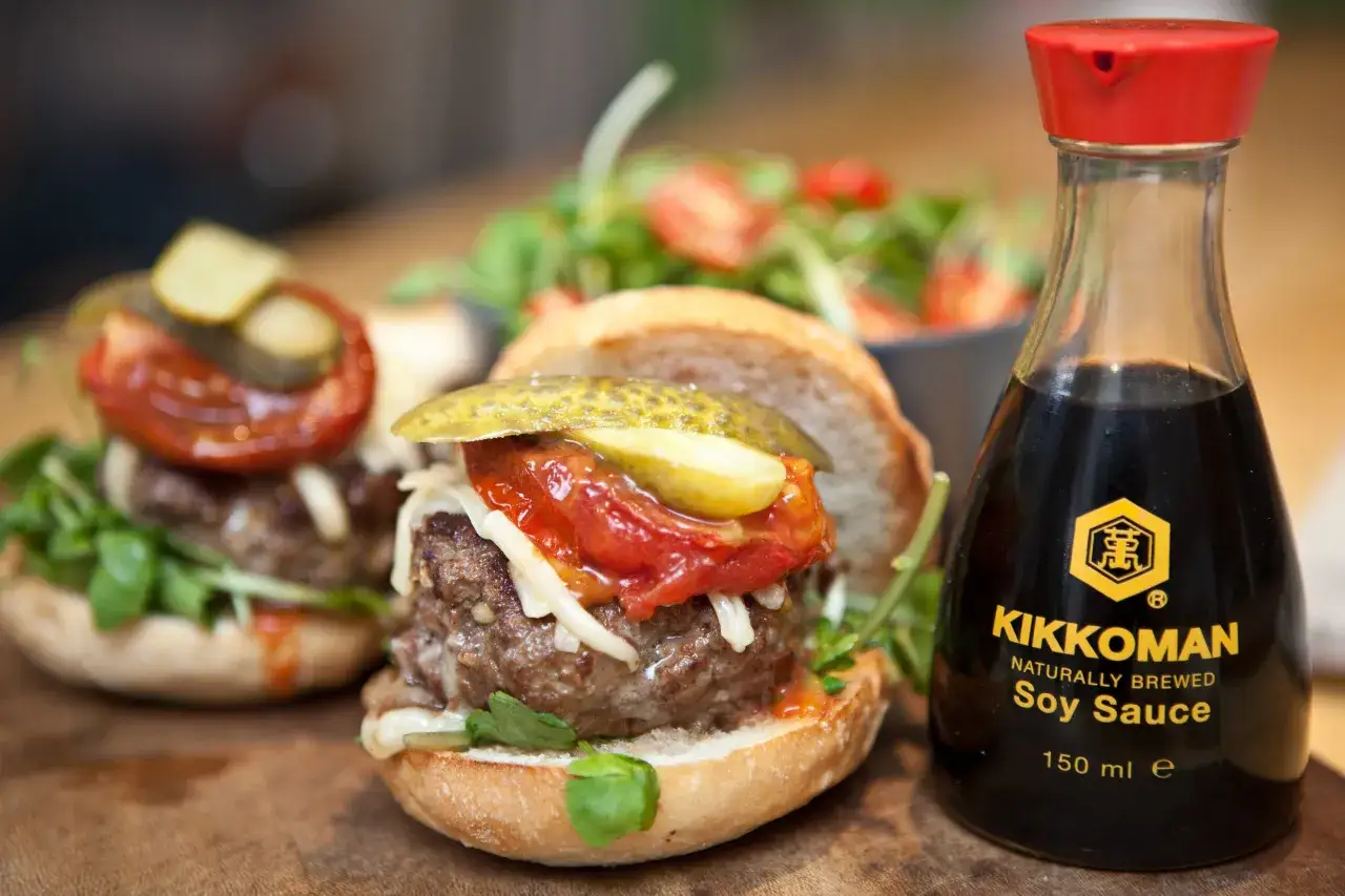 Pyszne burgery z dodatkiem sosu sojowego Kikkoman. Idealny sos sojowy do czego? Do burger&oacute;w, sałatek i wielu innych dań!