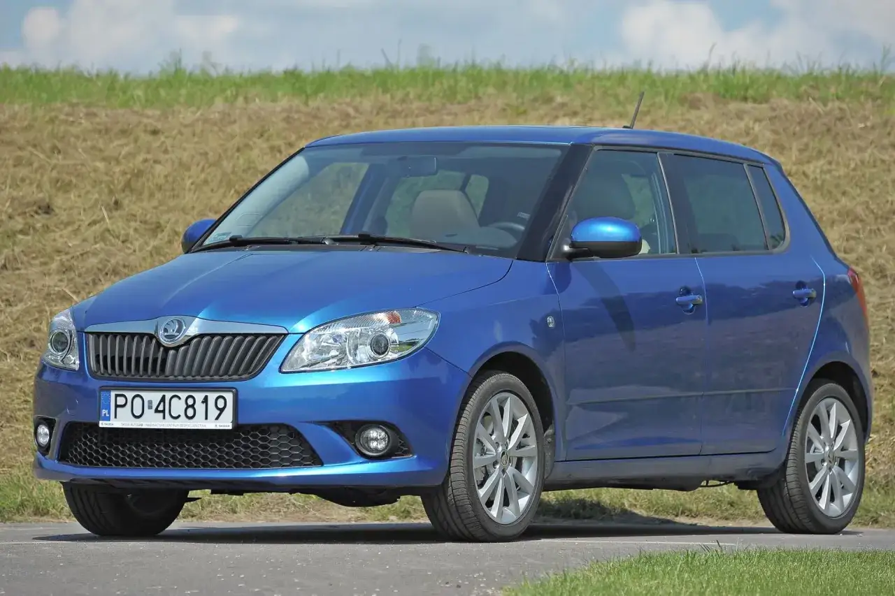 Niebieska Skoda Fabia, idealna na podróże, z nowym akumulatorem do skody fabii, gotowa na każdą trasę.