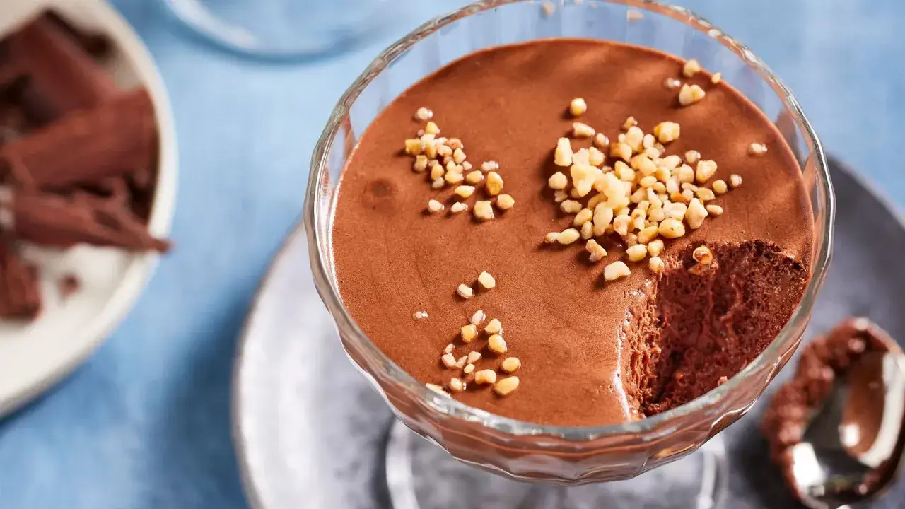 Schokoladenmousse im Glas, garniert mit gehackten N&uuml;ssen. Ein k&ouml;stliches mousse au chocolat rezept, das zum Genie&szlig;en einl&auml;dt.