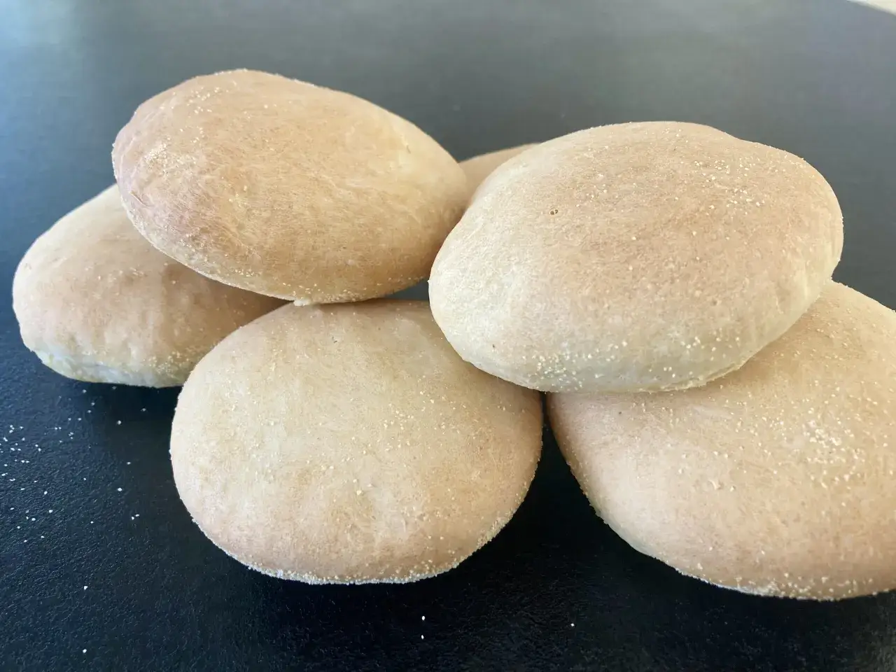 Un tas de pains arabes dorés et moelleux, parfaits pour accompagner un repas.