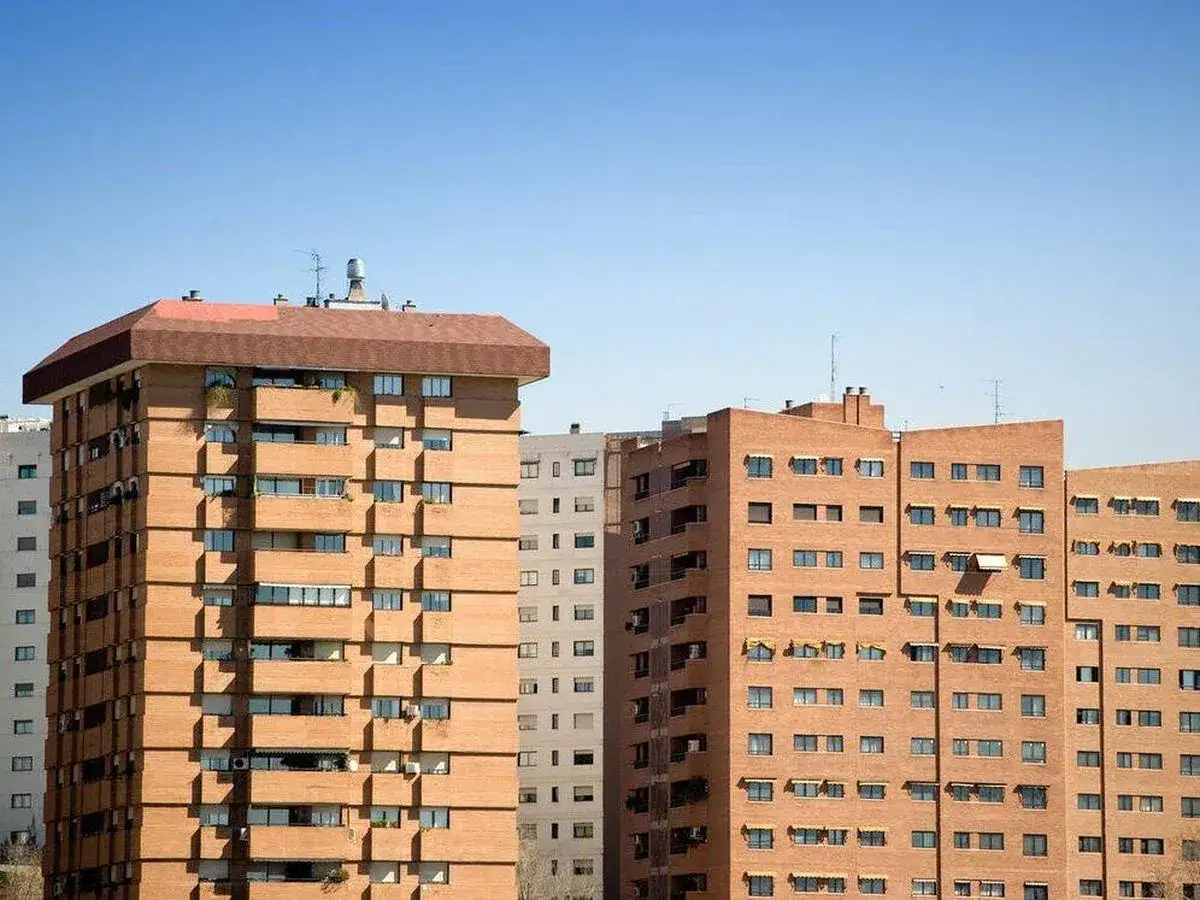 Edificios de ladrillo bajo un cielo azul. Imagina que uno de ellos es tuyo por usucapi&oacute;n, tras a&ntilde;os de posesi&oacute;n pac&iacute;fica.