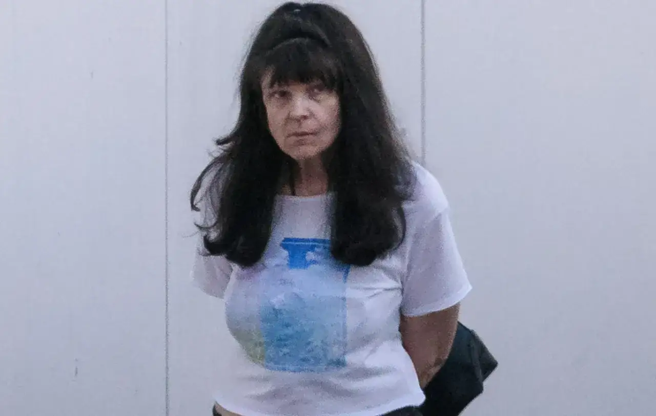 Elżbieta Dmoch, wiek nieznany, w białej koszulce z nadrukiem.