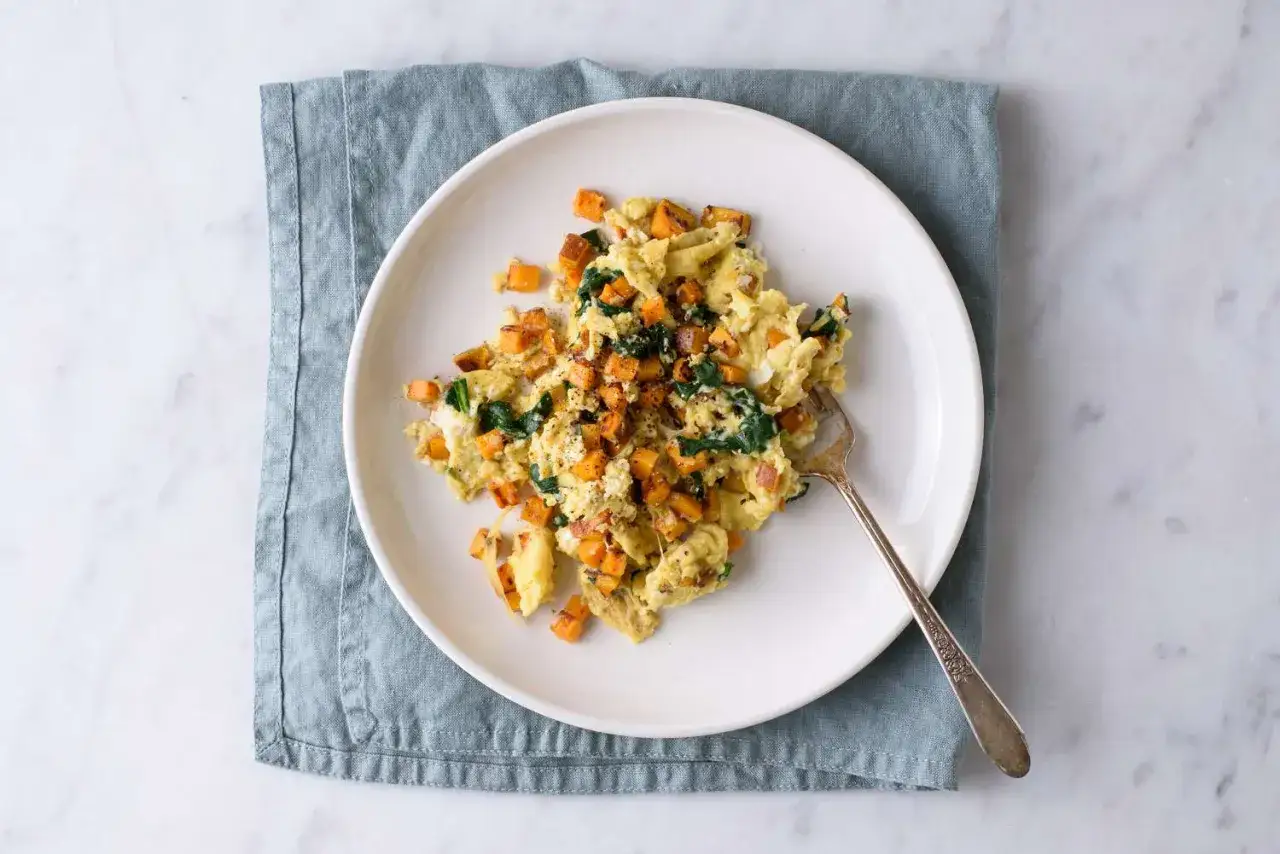 &OElig;ufs brouill&eacute;s aux &eacute;pinards et patates douces, un repas id&eacute;al pour savoir que manger apr&egrave;s le sport.