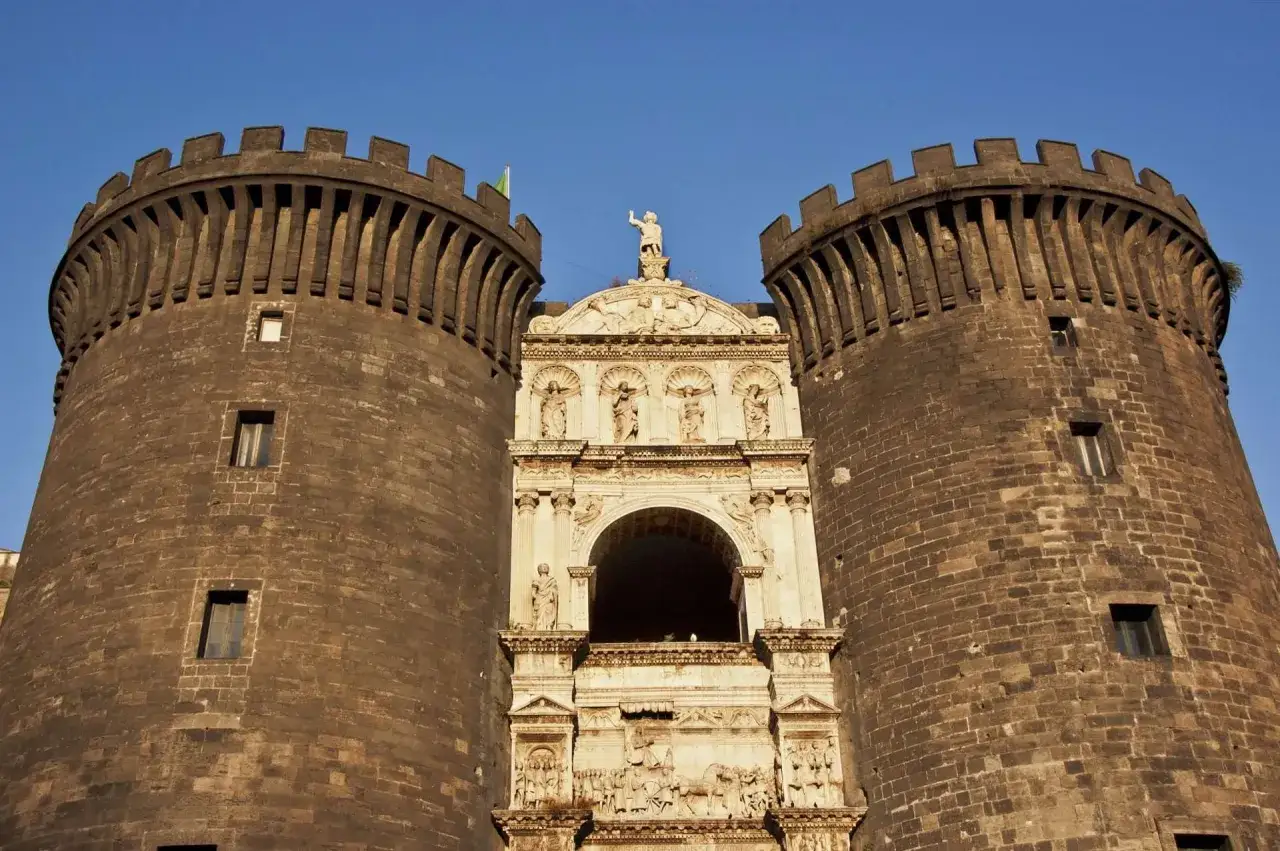 Castel Nuovo a Napoli, con le sue torri imponenti e l'arco trionfale, testimonia la storia dei francesi a Napoli.