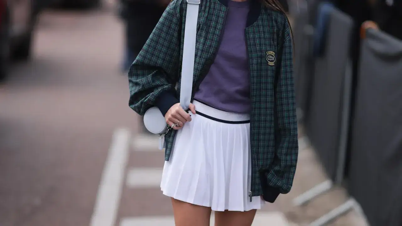 Frau in weißem Tennisrock mit verschiedenen Outfits, z.B. sportlich mit Poloshirt und elegant mit Blazer