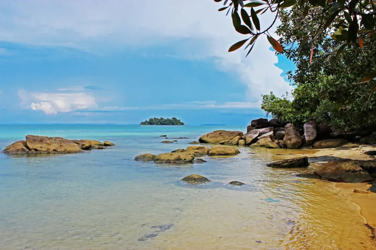 Ein einsamer Inseltraum vor Kambodschas K&uuml;ste. Dieser **Kambodscha Strand Geheimtipp** lockt mit Felsen und t&uuml;rkisblauem Wasser.