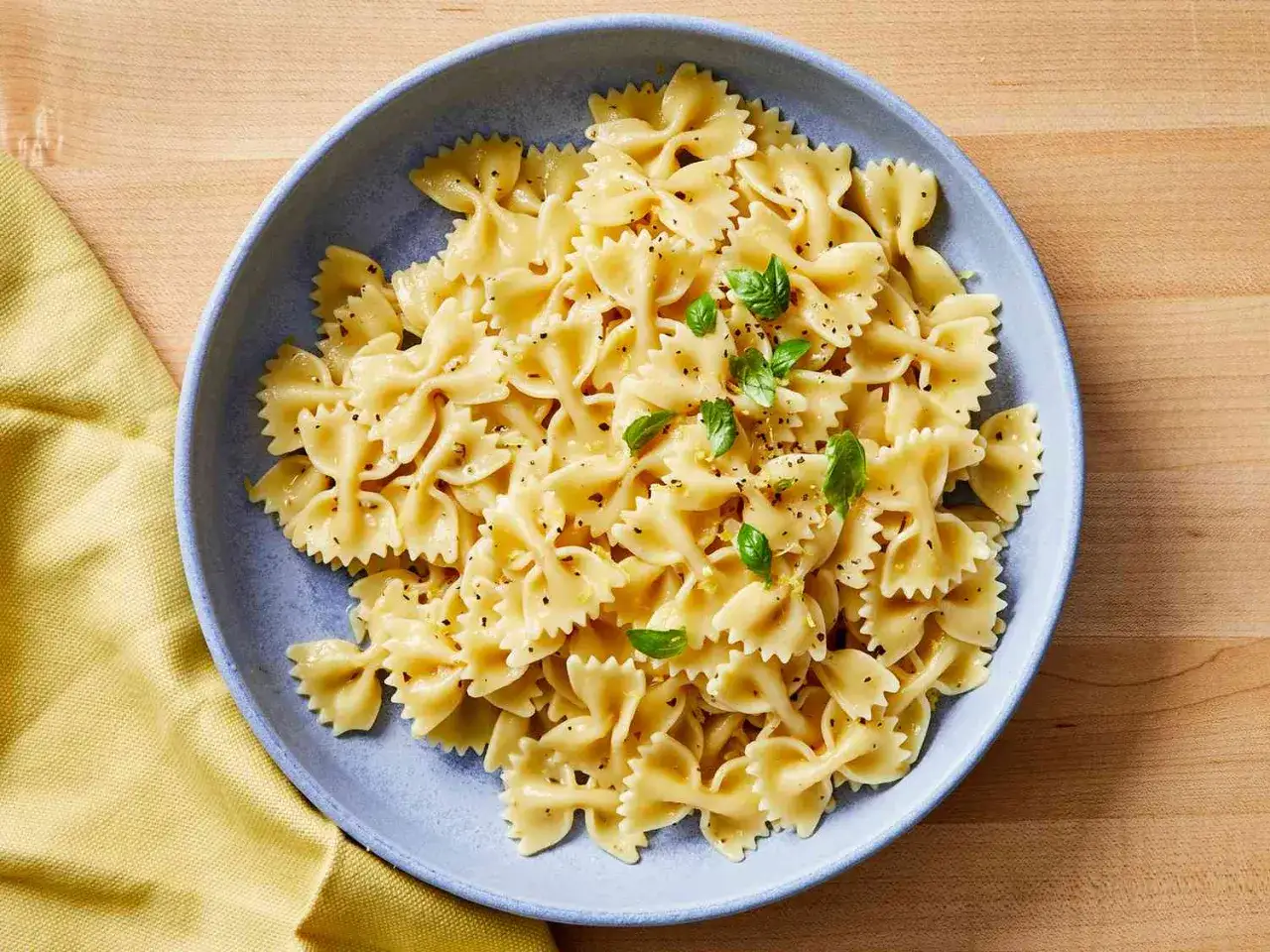 Pyszny przepis na makaron farfalle z bazylią i pieprzem. Idealny na szybki obiad.