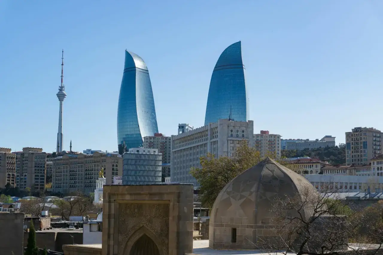 Nowoczesne wieżowce Flame Towers i wieża telewizyjna na tle błękitnego nieba. Warto zobaczyć to w Azerbejdżanie.