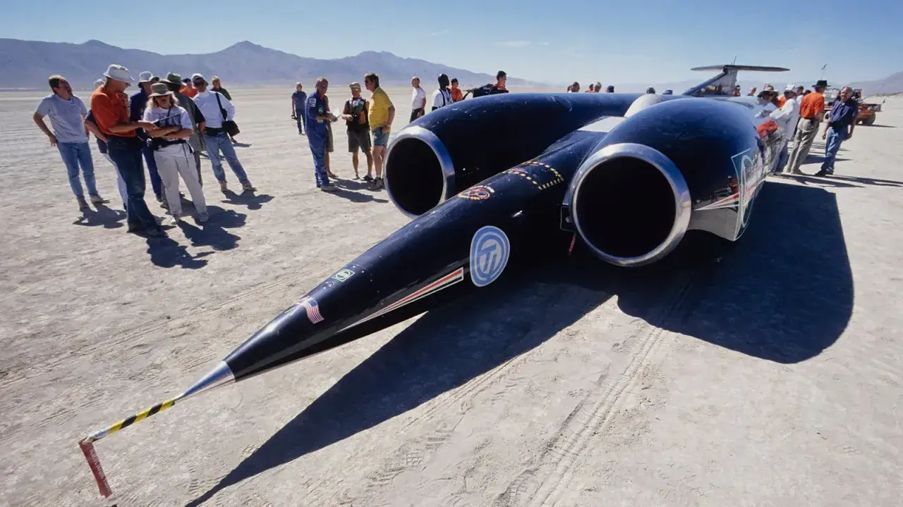 Thrust SSC, auto, które ustanowiło rekord prędkości, jakie jest najszybsze auto na świecie, na pustyni.