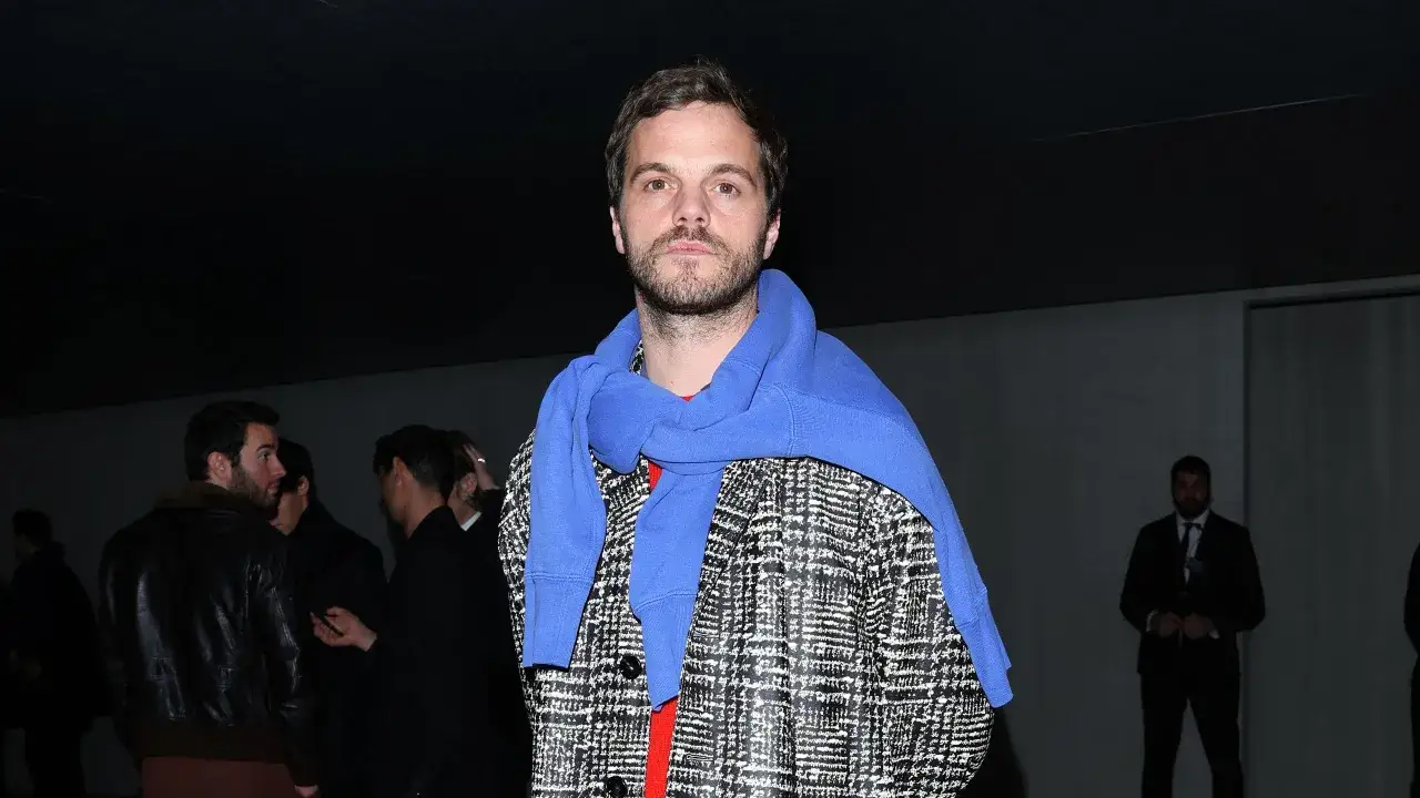 Matthieu Blazy, klädd i en rutig jacka och blå tröja, blickar mot kameran.