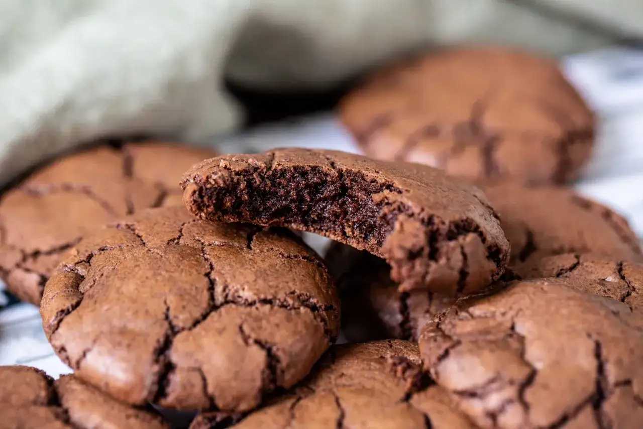 M&ouml;rka chokladkakor med sprickigt yttre, perfekta f&ouml;r ett gott fika recept. En kaka &auml;r delad och visar en saftig insida.