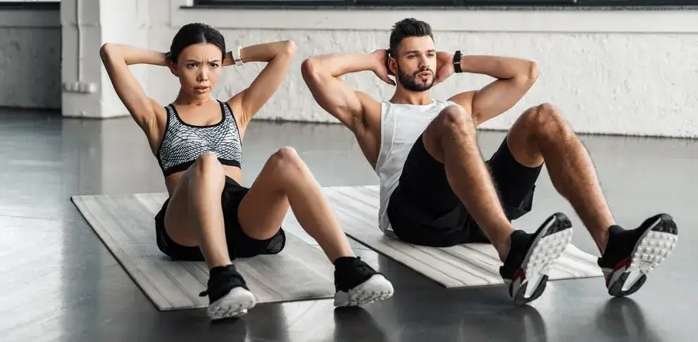 kobieta i mężczyzna ćwiczący trening oporowy siłownia
