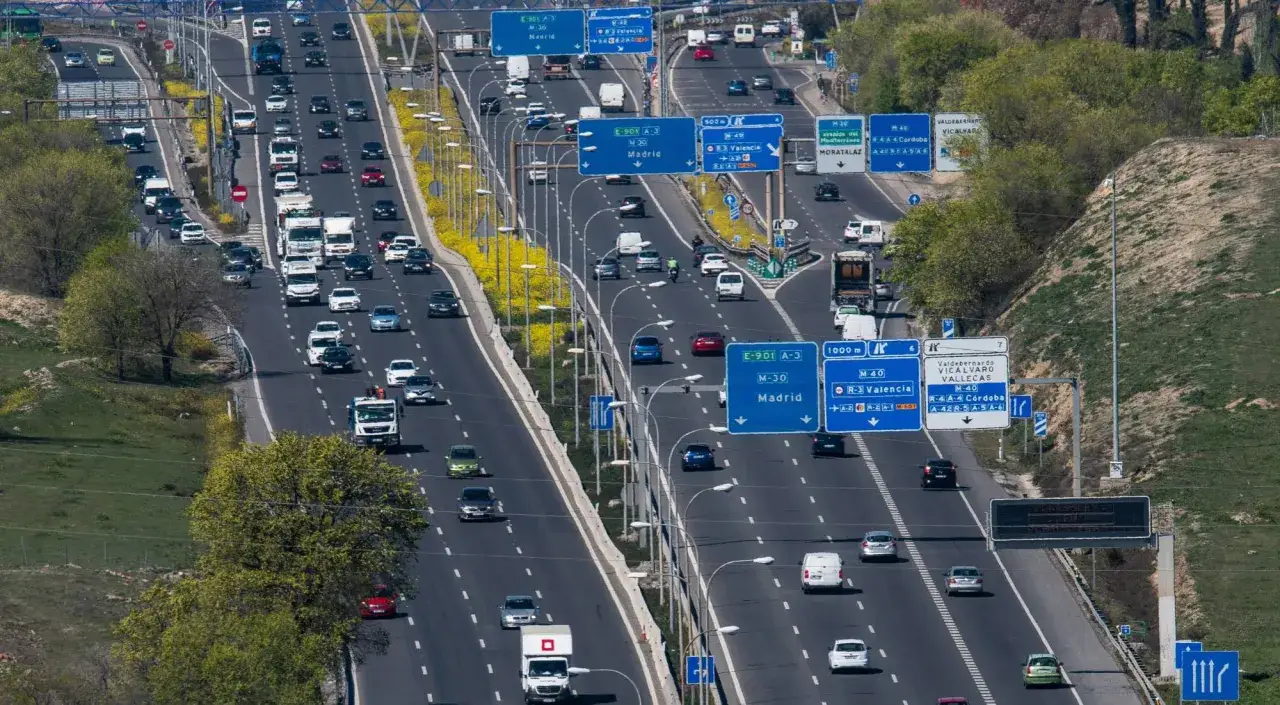 Autopista con tr&aacute;fico denso, mostrando para que sirven las v&iacute;as de circulaci&oacute;n: conectar ciudades y facilitar el transporte de personas y mercanc&iacute;as.
